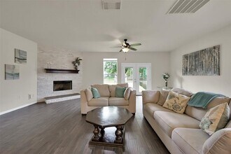 155 Snug Harbor Dr in Montgomery, TX - Building Photo - Building Photo