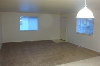 2012 NW Elm Ave in Redmond, OR - Building Photo - Building Photo