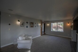 1555 SW Gilson Ct in McMinnville, OR - Foto de edificio - Building Photo