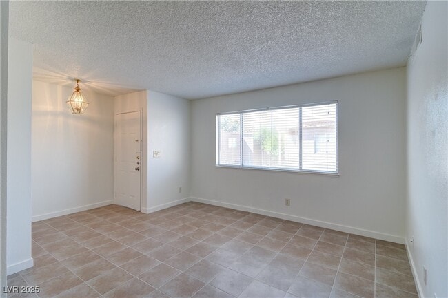 566 Roxella Ln in Las Vegas, NV - Building Photo - Building Photo