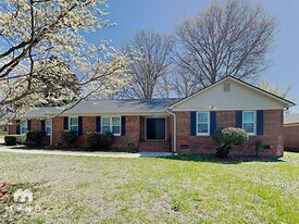 4901 Craigwood Dr in Charlotte, NC - Building Photo