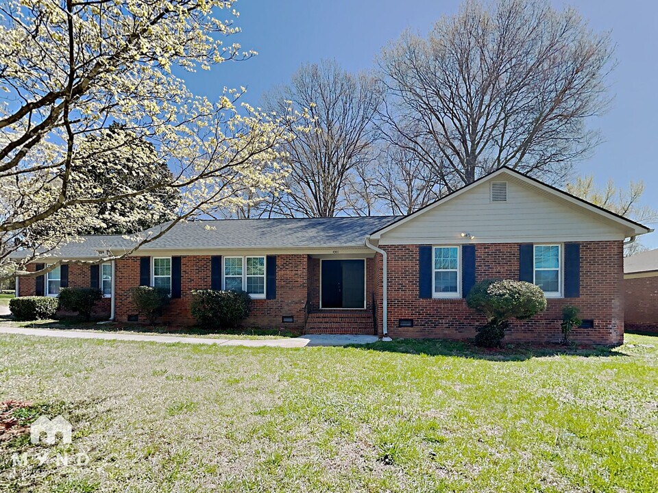 4901 Craigwood Dr in Charlotte, NC - Foto de edificio