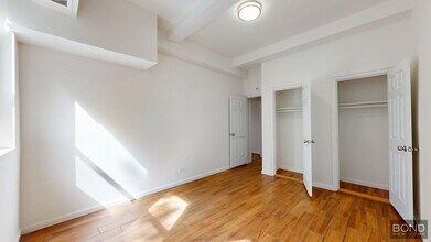 330 W 72nd St in New York, NY - Building Photo - Building Photo