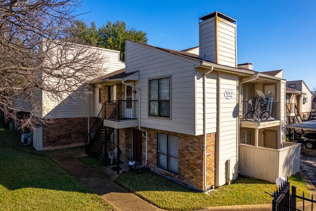 Oaks On The Lane in Dallas, TX - Foto de edificio - Building Photo