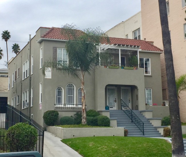 131 N New Hampshire Ave in Los Angeles, CA - Foto de edificio - Building Photo