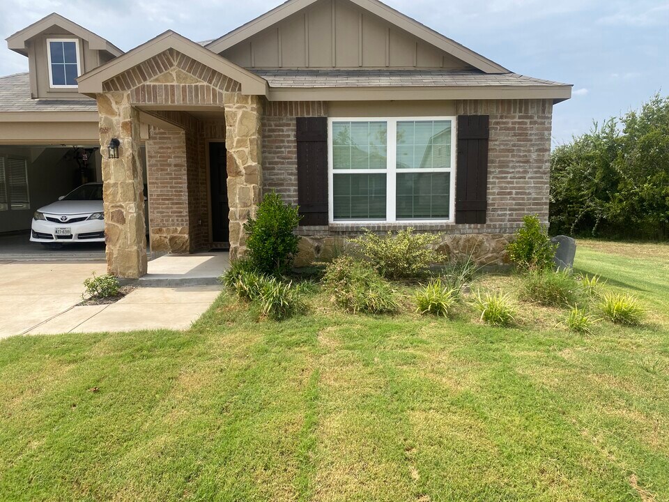 1708 Village Creek Ln in Denton, TX - Foto de edificio