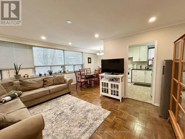 6 Meadowbrook Rd in Toronto, ON - Building Photo - Building Photo