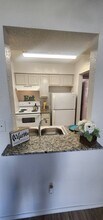 Hillside Chateau Apartments in Huntsville, TX - Foto de edificio - Building Photo