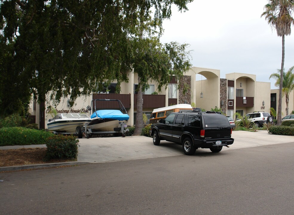 1747 Chalcedony St in San Diego, CA - Foto de edificio
