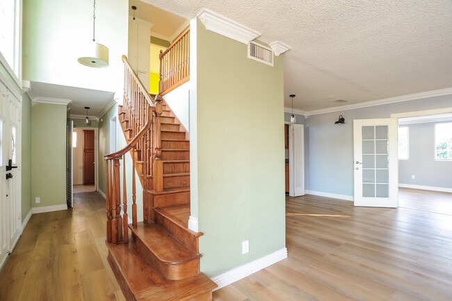 22240 Wyandotte St in Los Angeles, CA - Building Photo - Building Photo