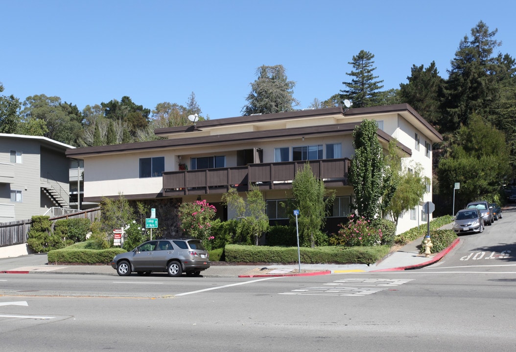 934 Sir Francis Drake Blvd in Greenbrae, CA - Foto de edificio