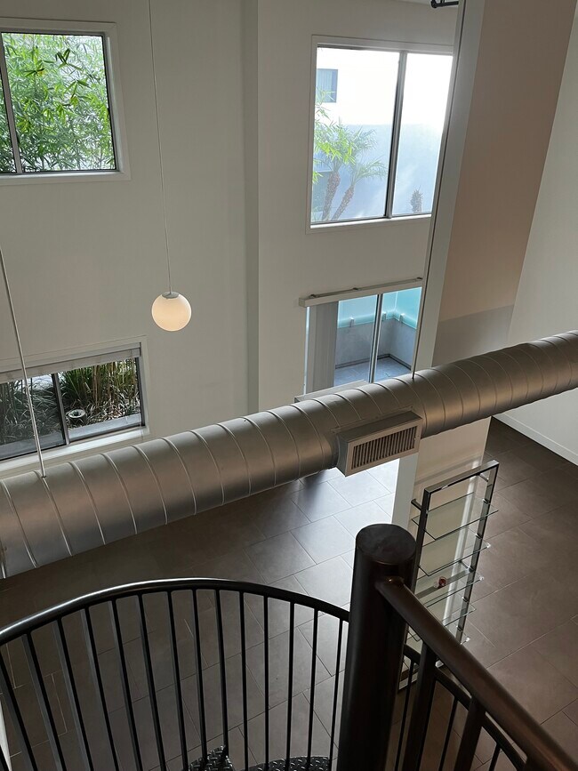 1700 Sawtelle Blvd, Unit Soho square in Los Angeles, CA - Building Photo - Building Photo