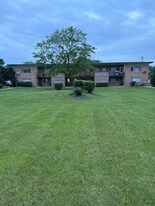 2555 E Ballard Rd in Des Plaines, IL - Building Photo