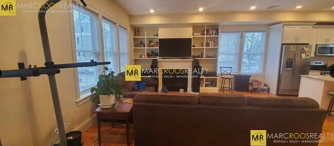 7B Sparhawk St in Boston, MA - Building Photo - Building Photo