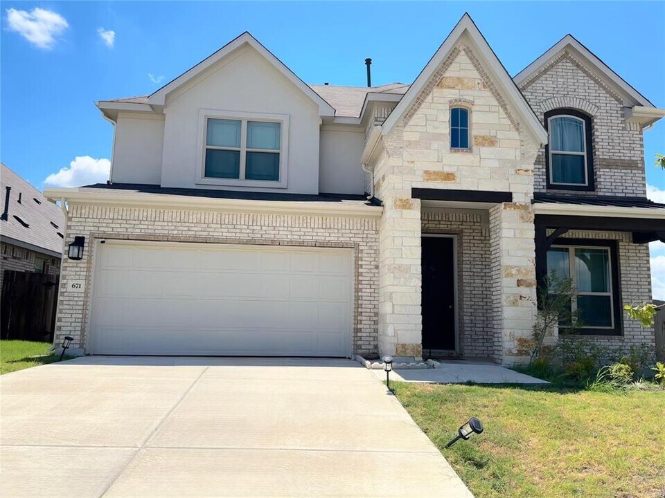 671 Durian Lp in Mustang Ridge, TX - Building Photo