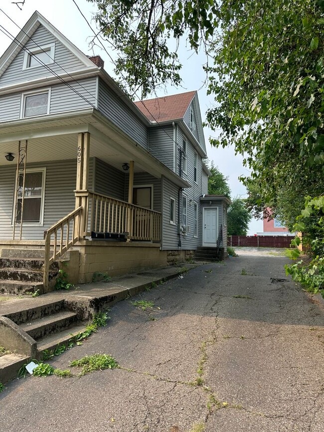 605 E Buchtel Ave in Akron, OH - Building Photo - Building Photo