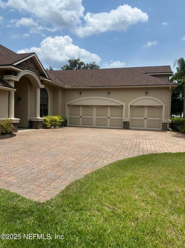 1613 Fairway Ridge Dr in Orange Park, FL - Foto de edificio - Building Photo