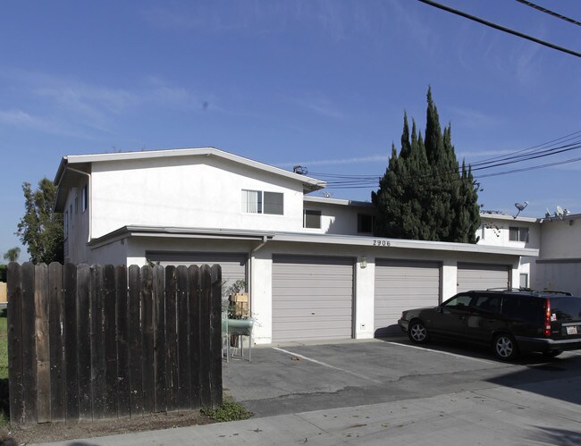 2906 Peppertree Ln in Costa Mesa, CA - Building Photo - Building Photo