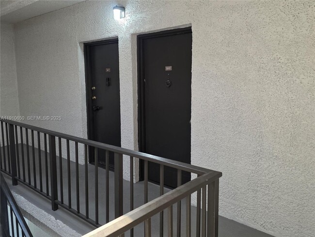 10399 N Kendall Dr in Miami, FL - Building Photo - Building Photo