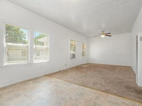 1202 Kaweah St in Hanford, CA - Building Photo - Building Photo