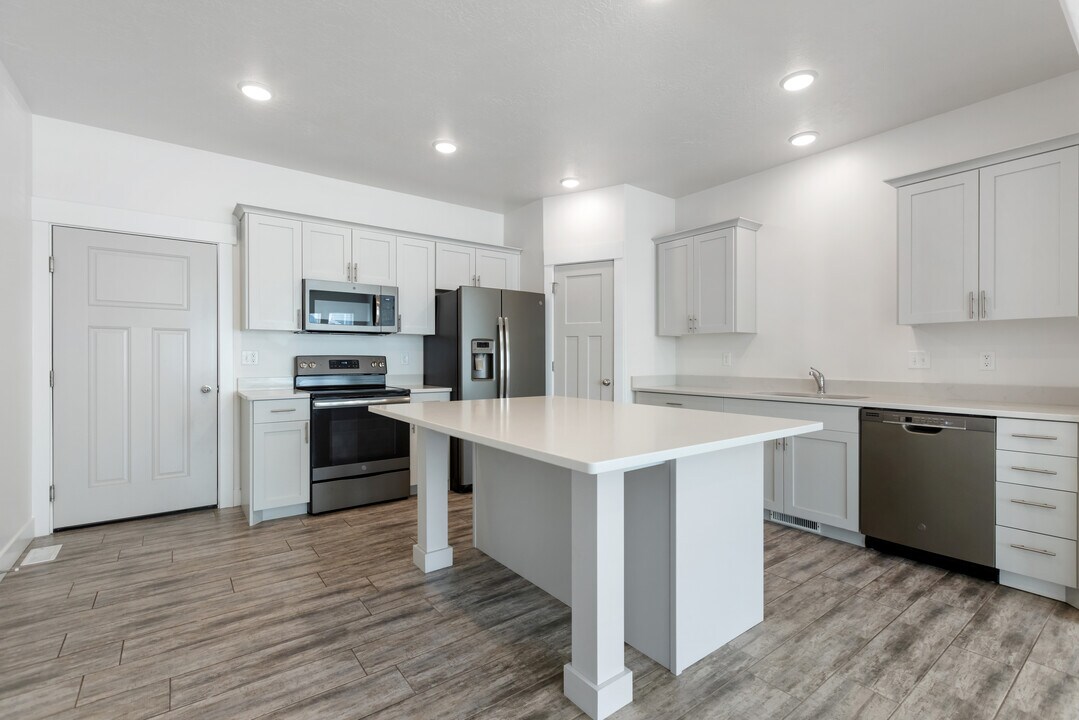 Porter Ranch Townhomes in Eagle Mountain, UT - Building Photo