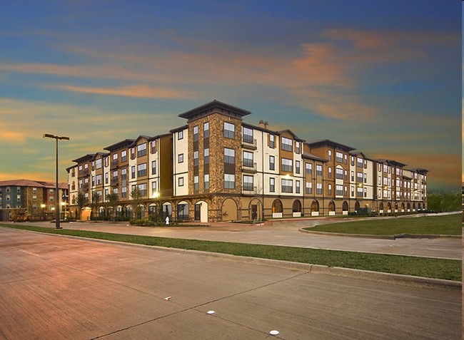 Evergreen Farmers Branch in Farmers Branch, TX - Foto de edificio - Building Photo