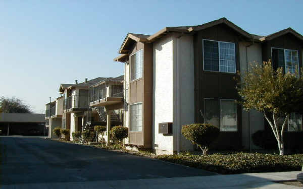 2101 Radio Ave in San Jose, CA - Foto de edificio - Building Photo