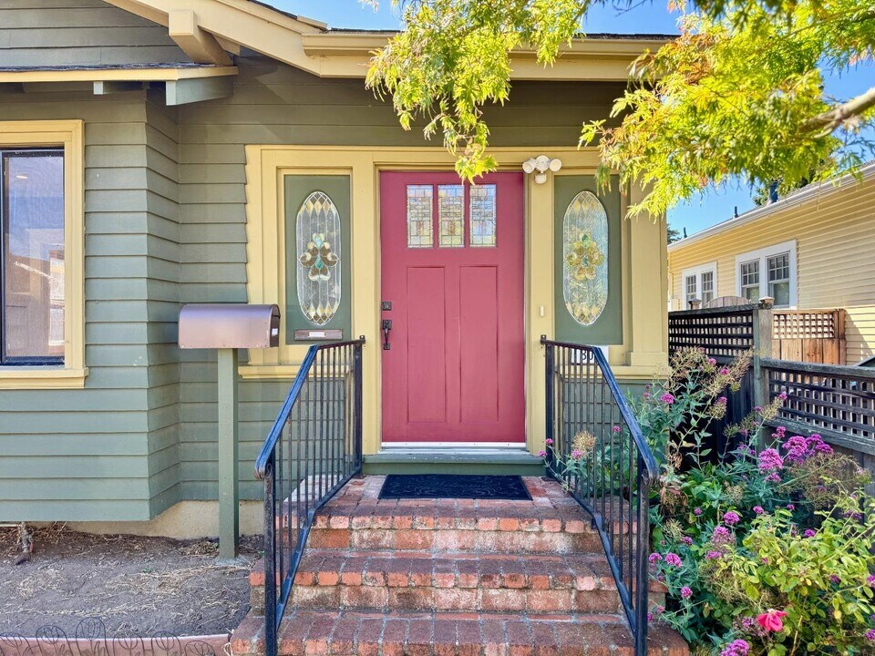 809 Bayswater Ave in Burlingame, CA - Building Photo