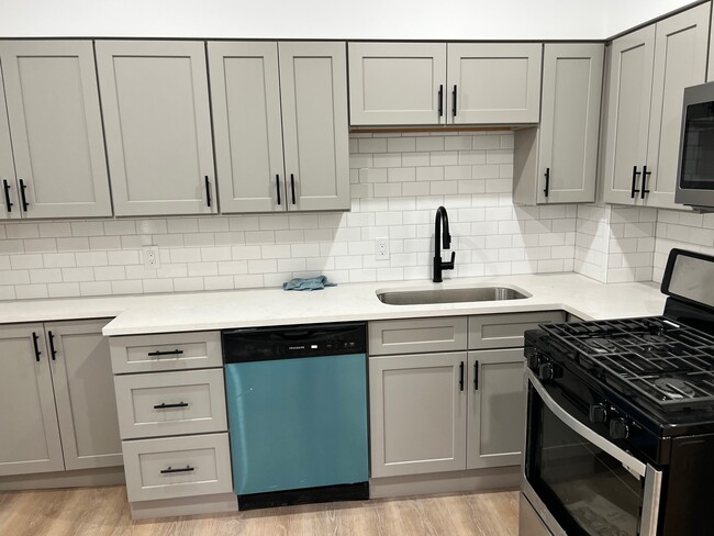 72 Bloomingdale St, Unit 1 in Chelsea, MA - Building Photo - Building Photo