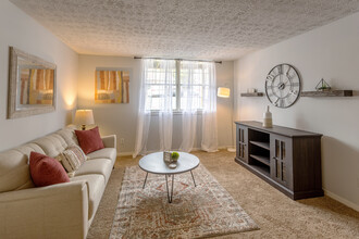 High Park Apartments in New Albany, IN - Building Photo - Interior Photo