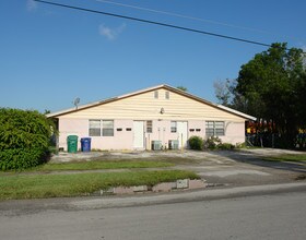 13750 NE 2nd Ct in Miami, FL - Foto de edificio - Building Photo