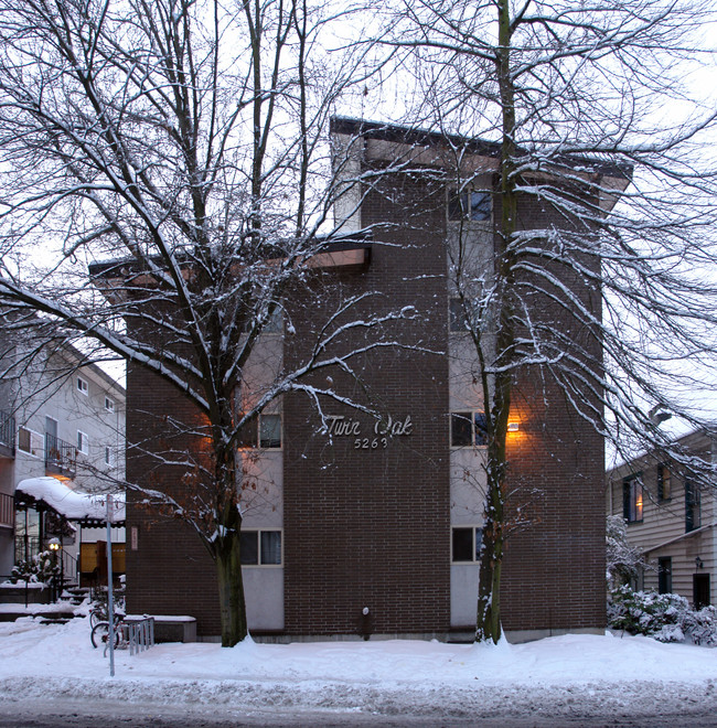 Twin Oaks in Seattle, WA - Building Photo - Building Photo