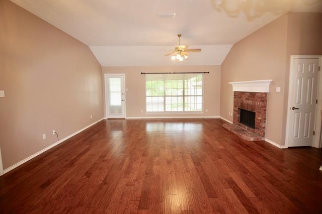 102 Chimney Rock Ct in Weatherford, TX - Foto de edificio - Building Photo