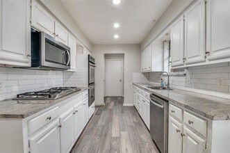 2244 Homeway Cir in Dallas, TX - Foto de edificio - Building Photo