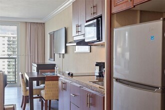 19201 Collins Ave, Unit 1034 in Sunny Isles Beach, FL - Building Photo - Building Photo