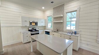 917 W 6th St in Taylor, TX - Building Photo