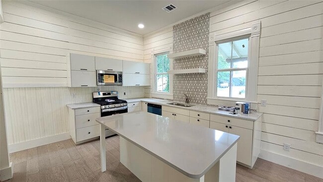 property at 917 W 6th St