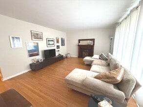 556 Barton Ave in Evanston, IL - Building Photo - Building Photo