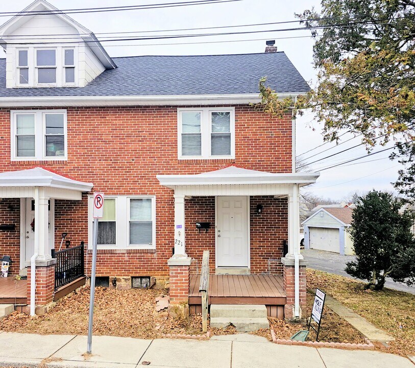 221 Arch St in Ephrata, PA - Building Photo