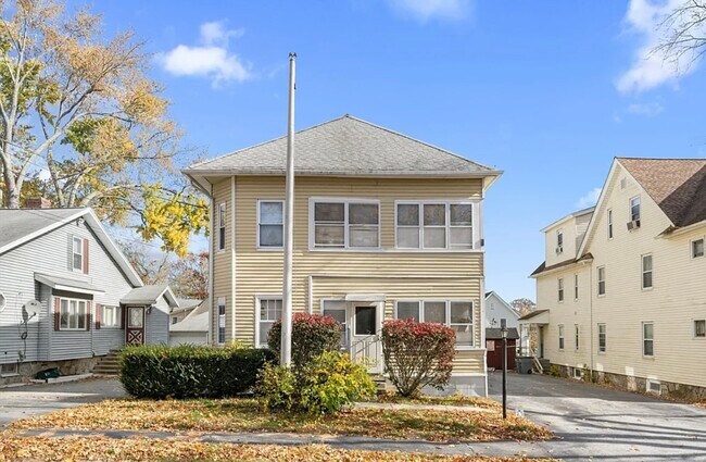 10 Victor Ave, Unit Apartment #2 in Worcester, MA - Foto de edificio - Building Photo
