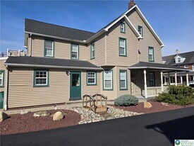 40 E Evergreen St in Nazareth, PA - Building Photo