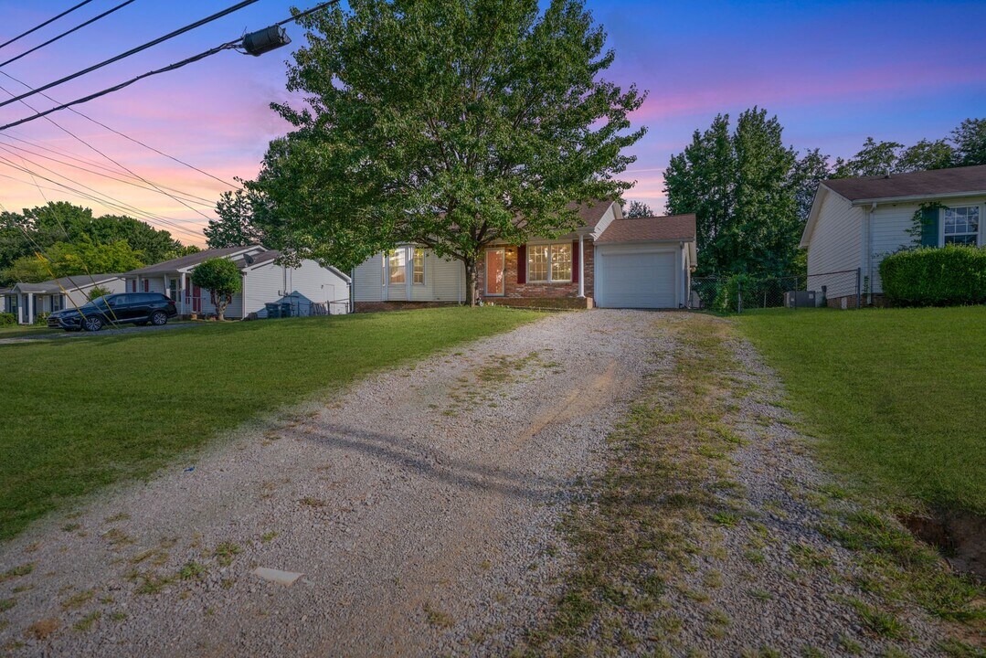 726 Shelton Cir in Clarksville, TN - Building Photo