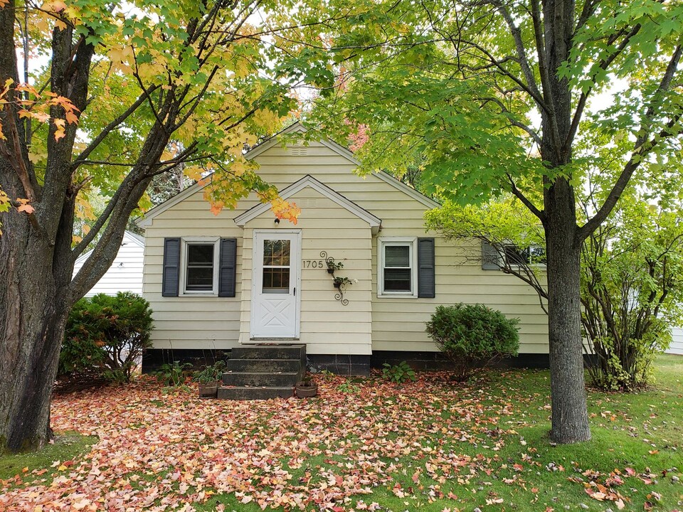 1705 Walnut St in Wausau, WI - Foto de edificio