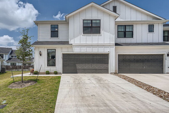 116 Amber Fields Trail in Mustang Ridge, TX - Foto de edificio - Building Photo