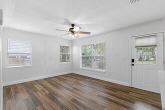 4049 Iris St N in St. Petersburg, FL - Foto de edificio - Building Photo