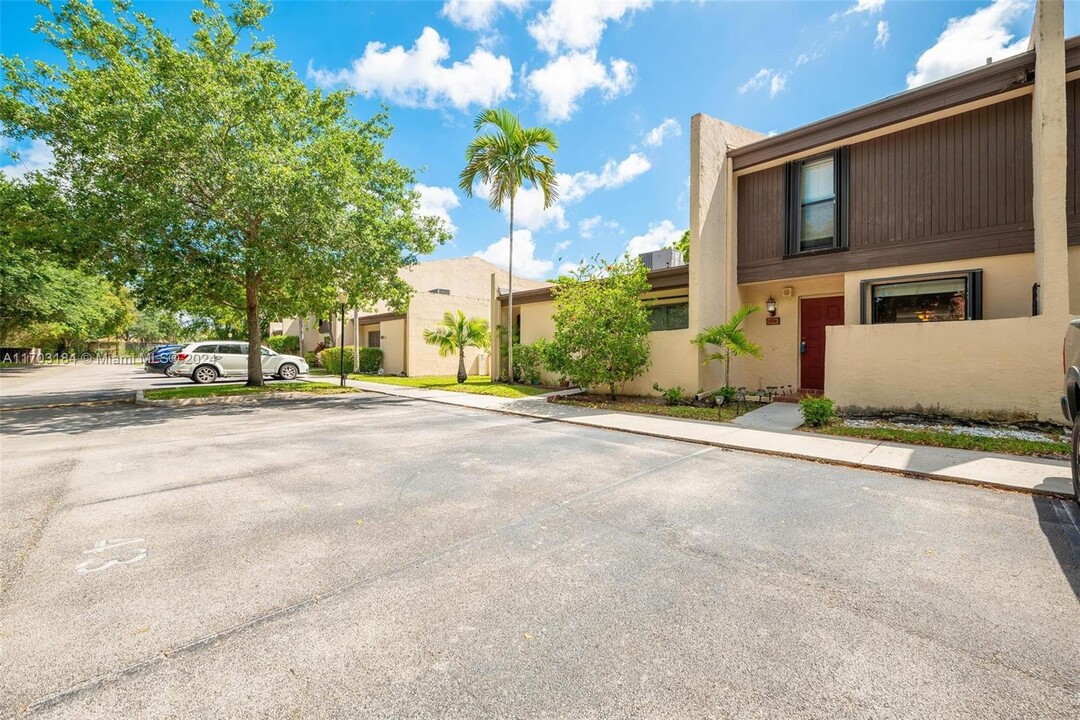 1221 NW 99th Terrace in Pembroke Pines, FL - Foto de edificio