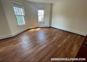 82 S Huntington Ave, Unit 21 in Boston, MA - Building Photo