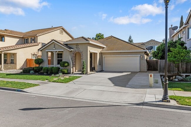 1292 Paseo Belleza in Turlock, CA - Building Photo - Building Photo