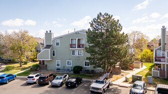 932 S Dearborn Way in Aurora, CO - Building Photo