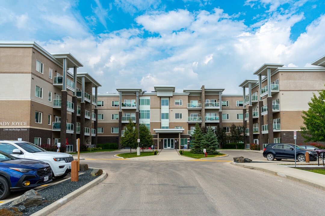 2390 McPhillips St in Winnipeg, MB - Building Photo
